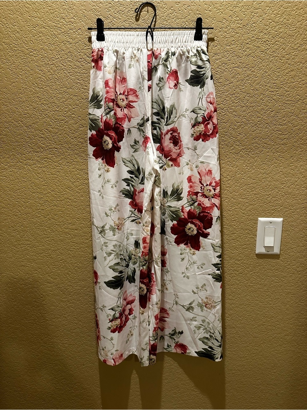 Floral Wide-Leg Pants in Ivory and Red - Picture 3 of 5